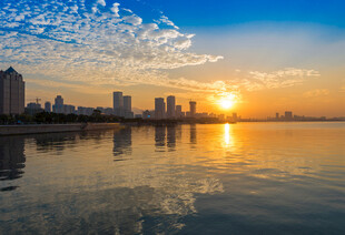湖畔日落城市美景