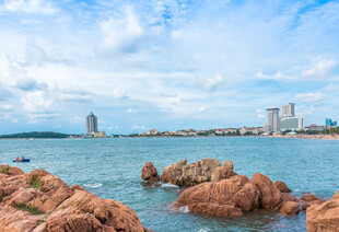 海滨城市美丽礁石海景
