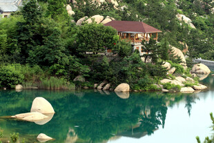 青山绿水间的湖畔小屋