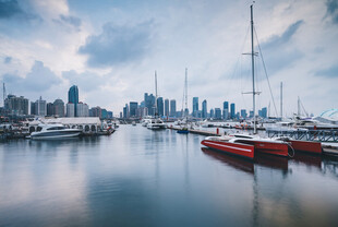 海滨城市的宁静港湾
