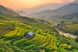 山间梯田美景小屋伴夕阳