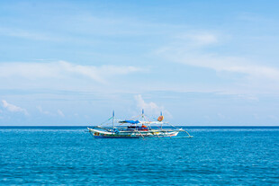 海上渔船在蓝天碧海间
