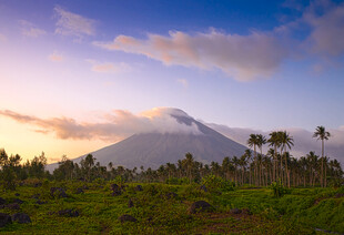 夕阳下的壮美火山景观