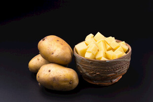 新鲜土豆与土豆块展示