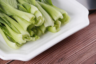 新鲜小白菜摆放在白盘上