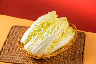 竹篮中的鲜嫩娃娃菜