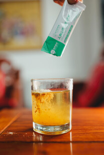 倒入液体的玻璃杯