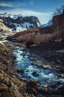 山间溪流伴雪山美景
