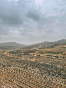 广袤田野与远山天空之景