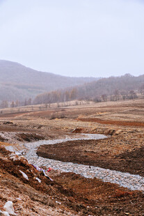 冬日旷野中的蜿蜒河流