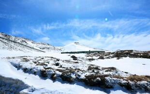 雪覆山野的壮丽冬日景象