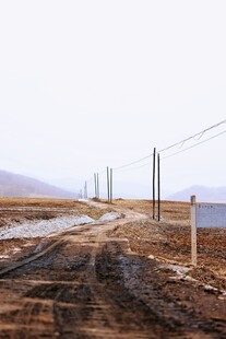 乡村泥泞道路与电线杆