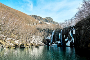 山间秀丽瀑布与澄澈湖水
