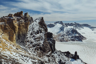 雪山峻岭壮丽风光