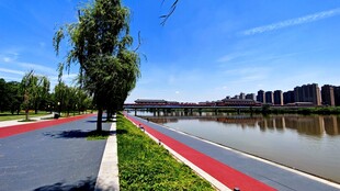 河畔彩色步道风景
