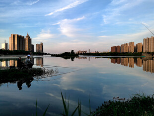 湖畔城市风光