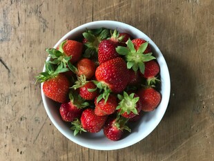碗中新鲜草莓色泽诱人