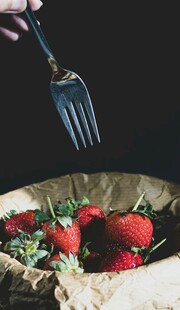 叉子伸向美味草莓