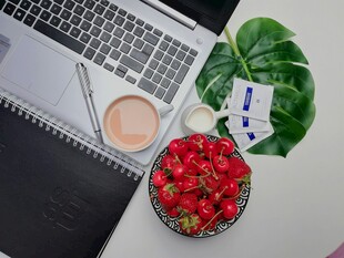 桌面草莓与办公物品组合