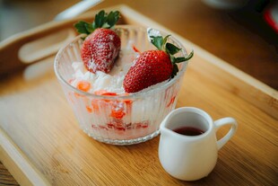 草莓冰淇淋配小杯饮品