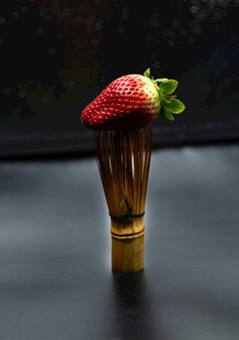 草莓置于竹制容器上