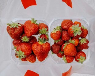 新鲜饱满的盒装草莓