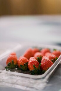 新鲜草莓摆放在白色托盘上