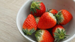 碗中新鲜草莓色泽诱人