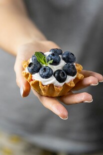 手托蓝莓奶油小甜点