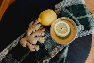 柠檬生姜茶与格子布静物