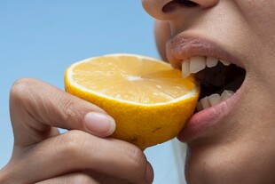 张嘴咬食鲜橙瞬间
