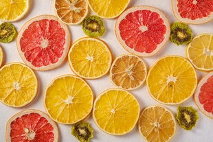 多彩切片水果整齐排列图片