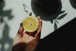 手捧柠檬片