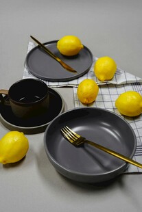 简约灰色餐具搭配柠檬
