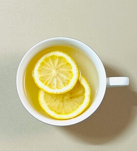 杯中柠檬片泡出清新茶饮