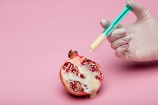 手用注射器注入切开的石榴