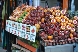 街头售卖的多彩百香果