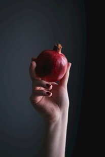 手捧鲜红石榴