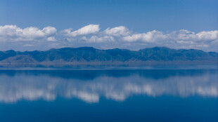 宁静湖面与远山倒影美景