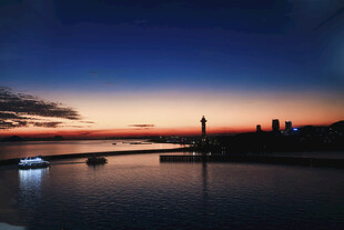 城市湖畔的迷人黄昏夜景