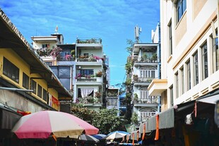 城市街巷中的日常景象