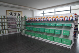 整齐的安全帽及工具存放架