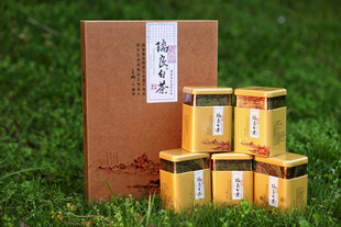 草地上的精美茶叶礼盒