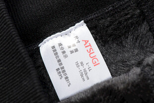 黑色服装上的品牌标签