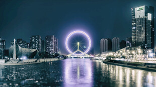 城市夜景中的璀璨摩天轮