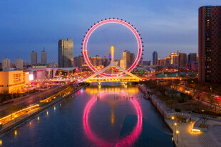 城市河畔摩天轮夜景璀璨