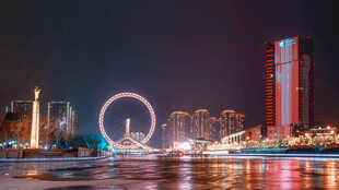 城市璀璨夜景中的摩天轮