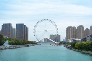 河畔摩天轮与城市天际线