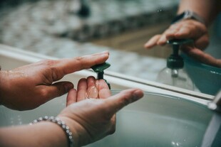 双手操作金属物件细节