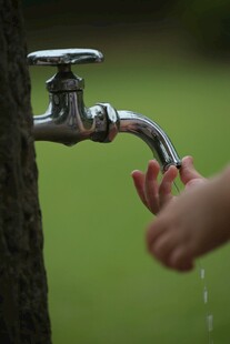 手接水龙头流出的清水